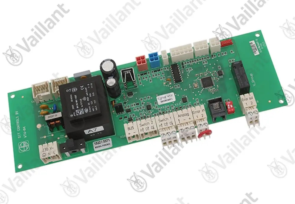 Leiterplatte von Vaillant mit verschiedenen Anschlüssen, Schaltern und einem Transformator, platziert auf einer grünen Leiterplatte mit mehreren elektronischen Komponenten.